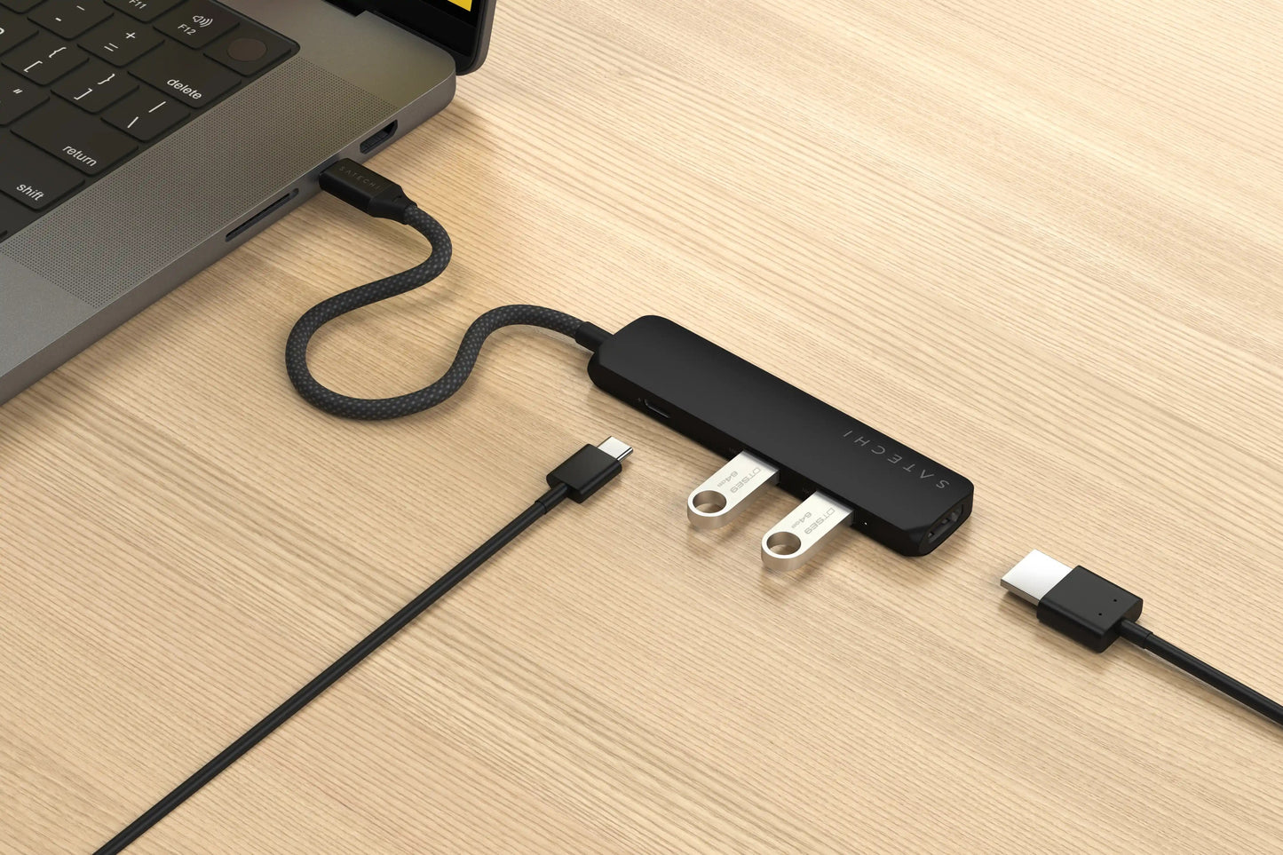 Satechi Slim 4 Multiport Adapter - Svart